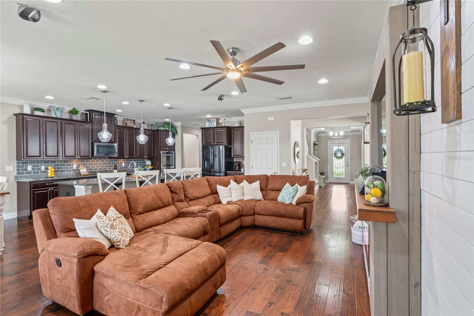 EXPANSIVE GREAT ROOM