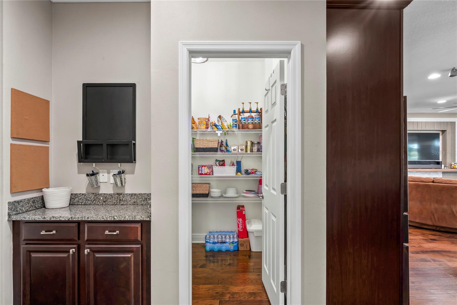 DROP ZONE & WALK-IN PANTRY