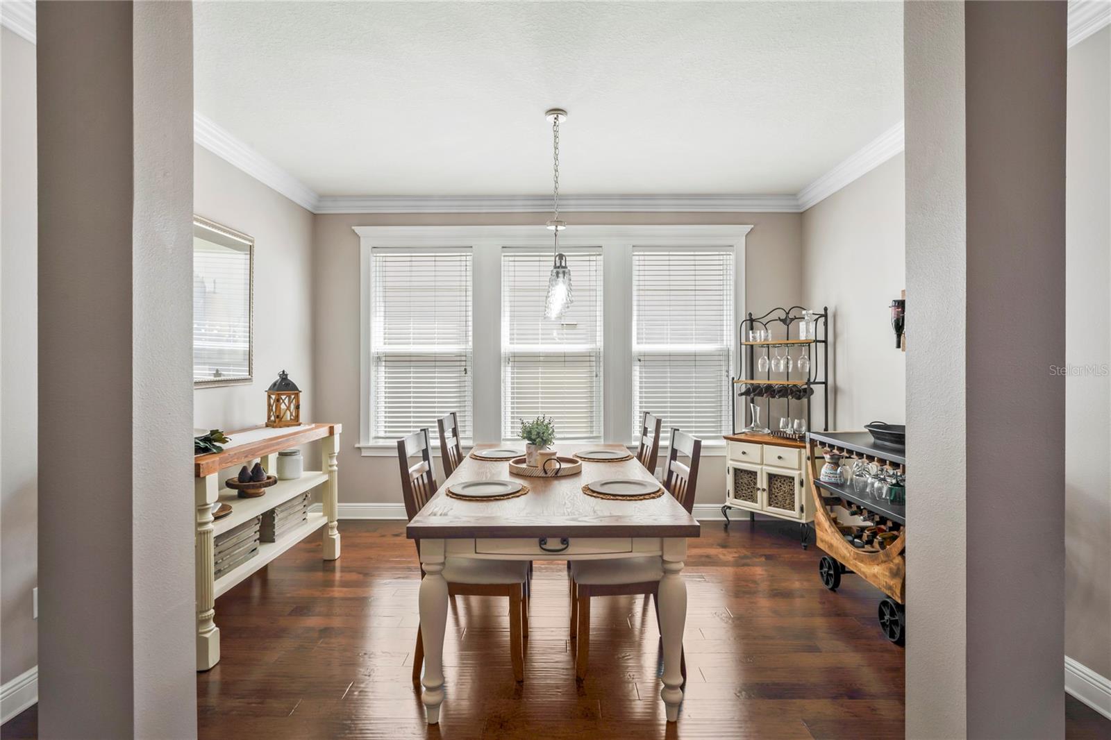 SPACIOUS DINING AREA