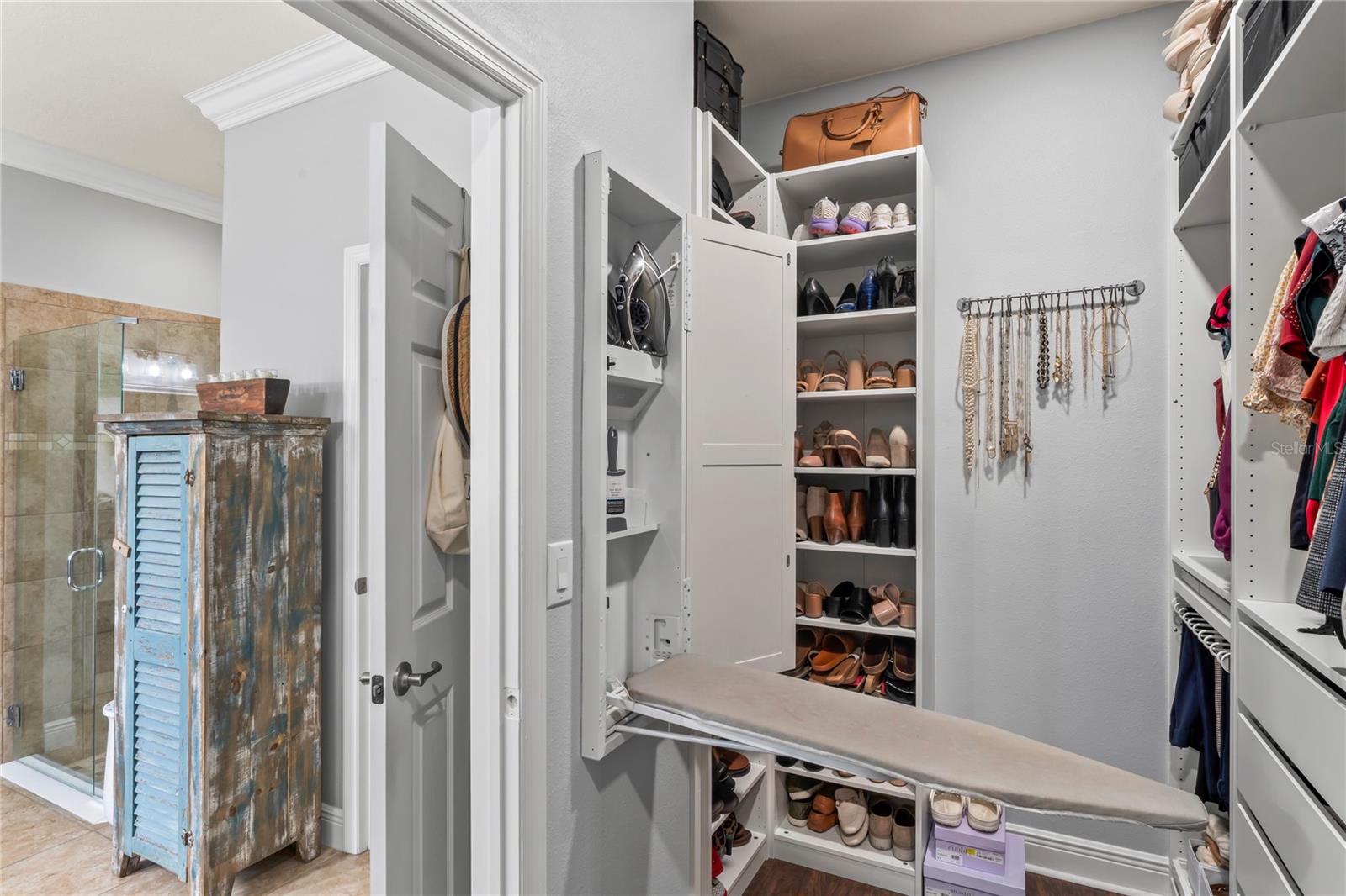 IRONING BOARD BUILT-IN