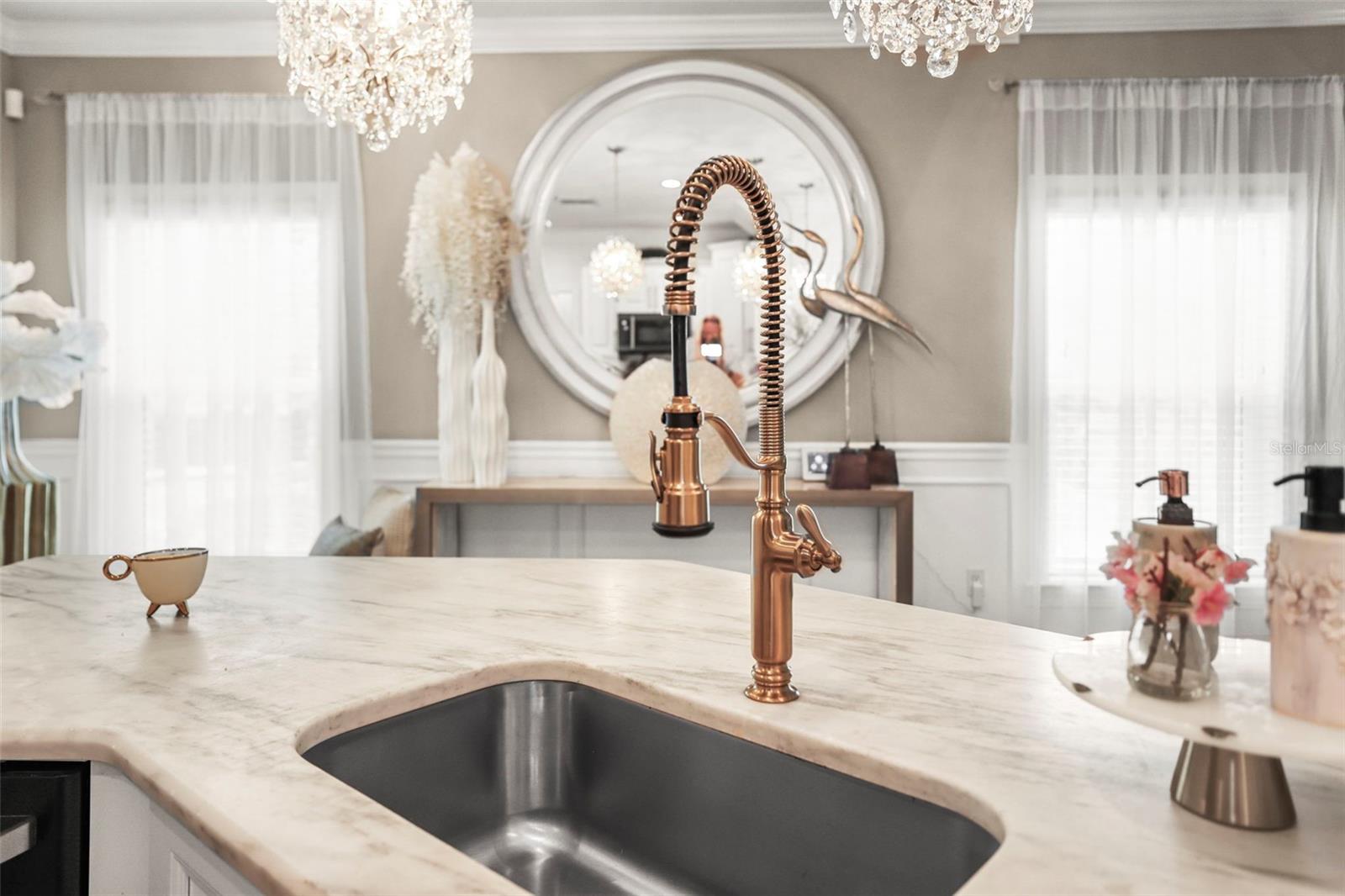 High-end gold tone faucet