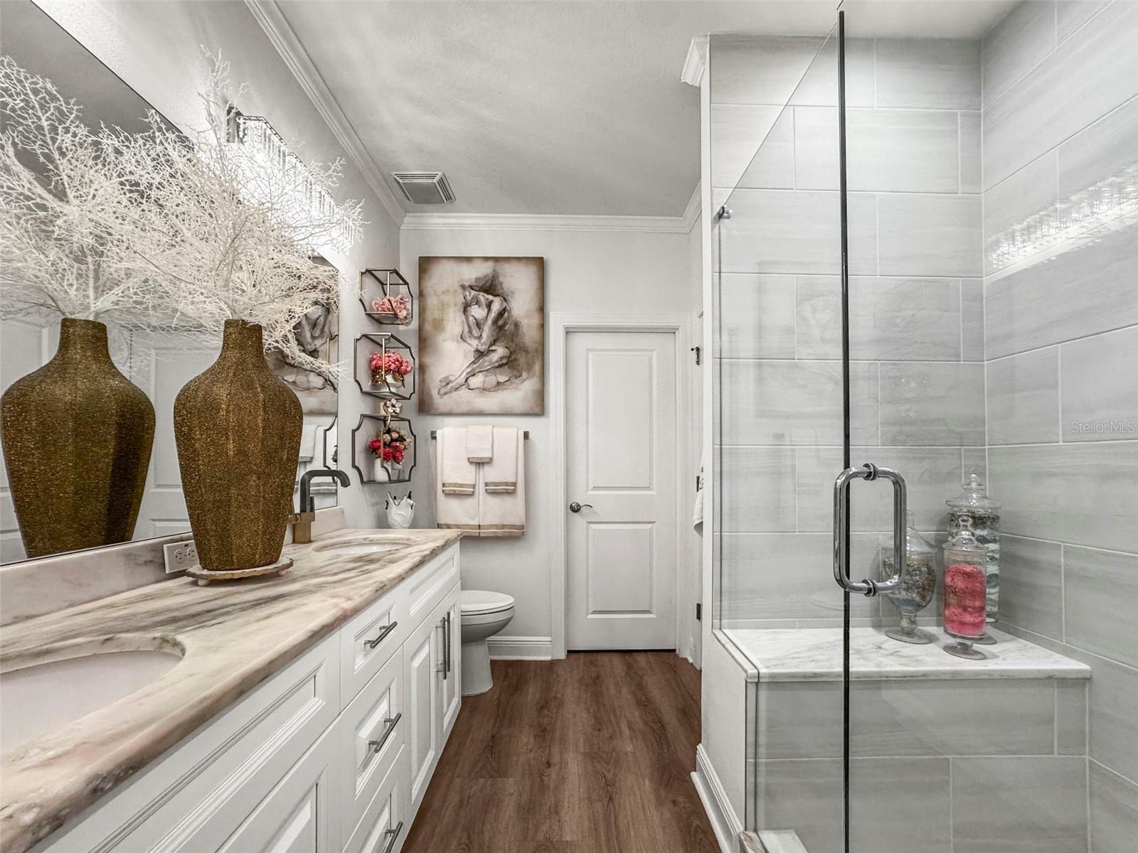 En-suite primary bathroom
