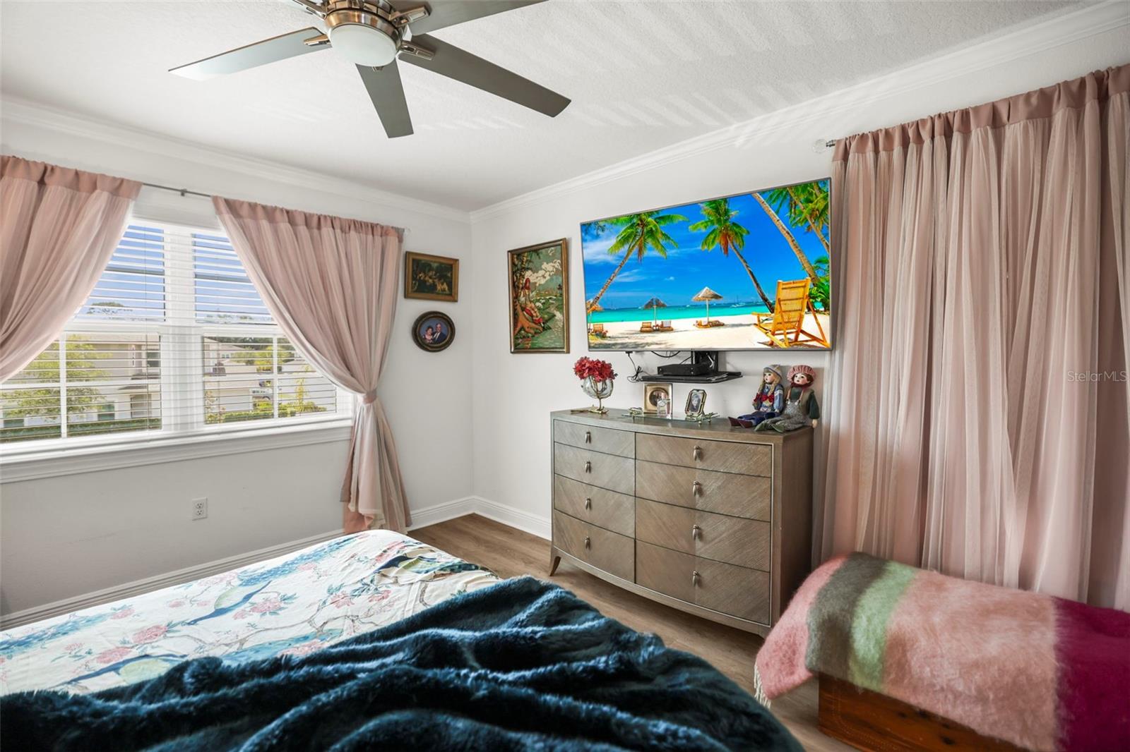Large front bedroom