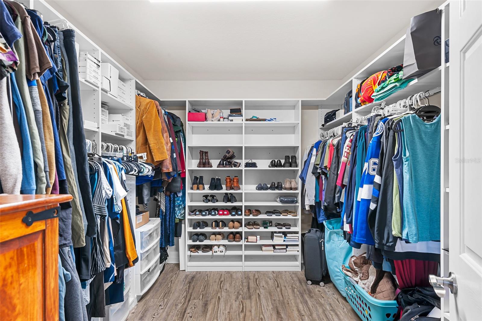 MASTER CLOSET