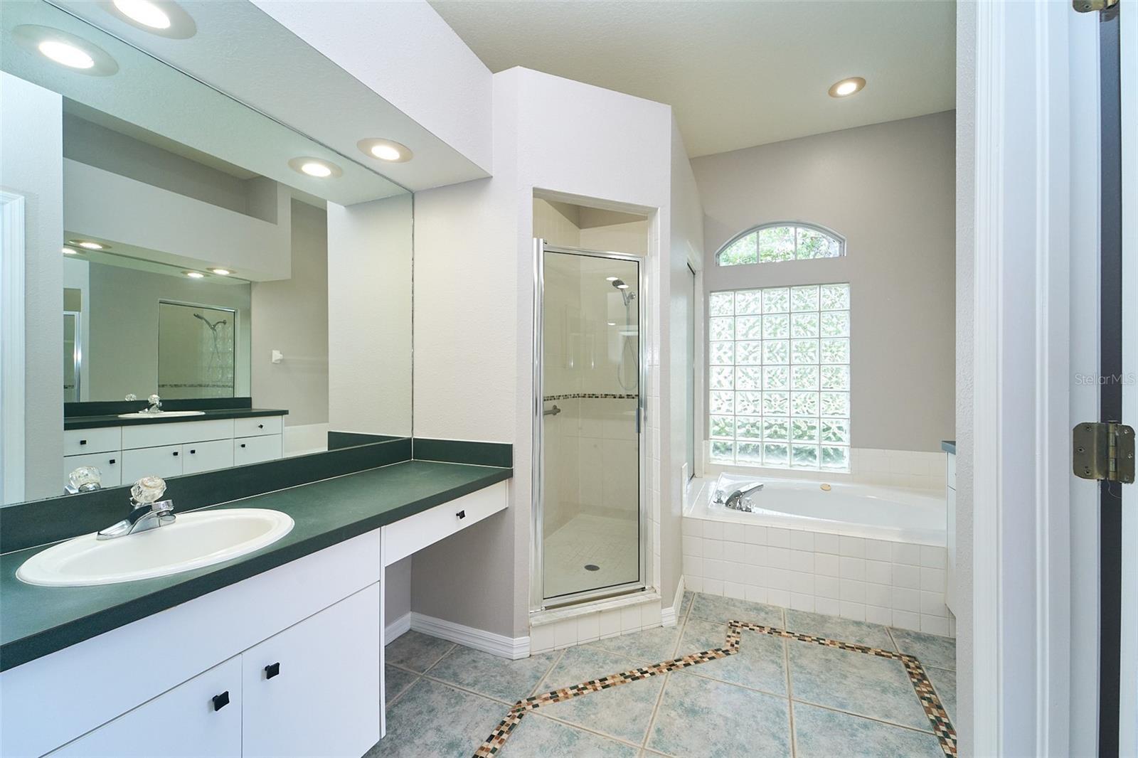 Primary en-suite bath