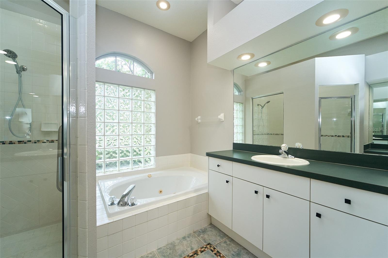 Primary en-suite bath