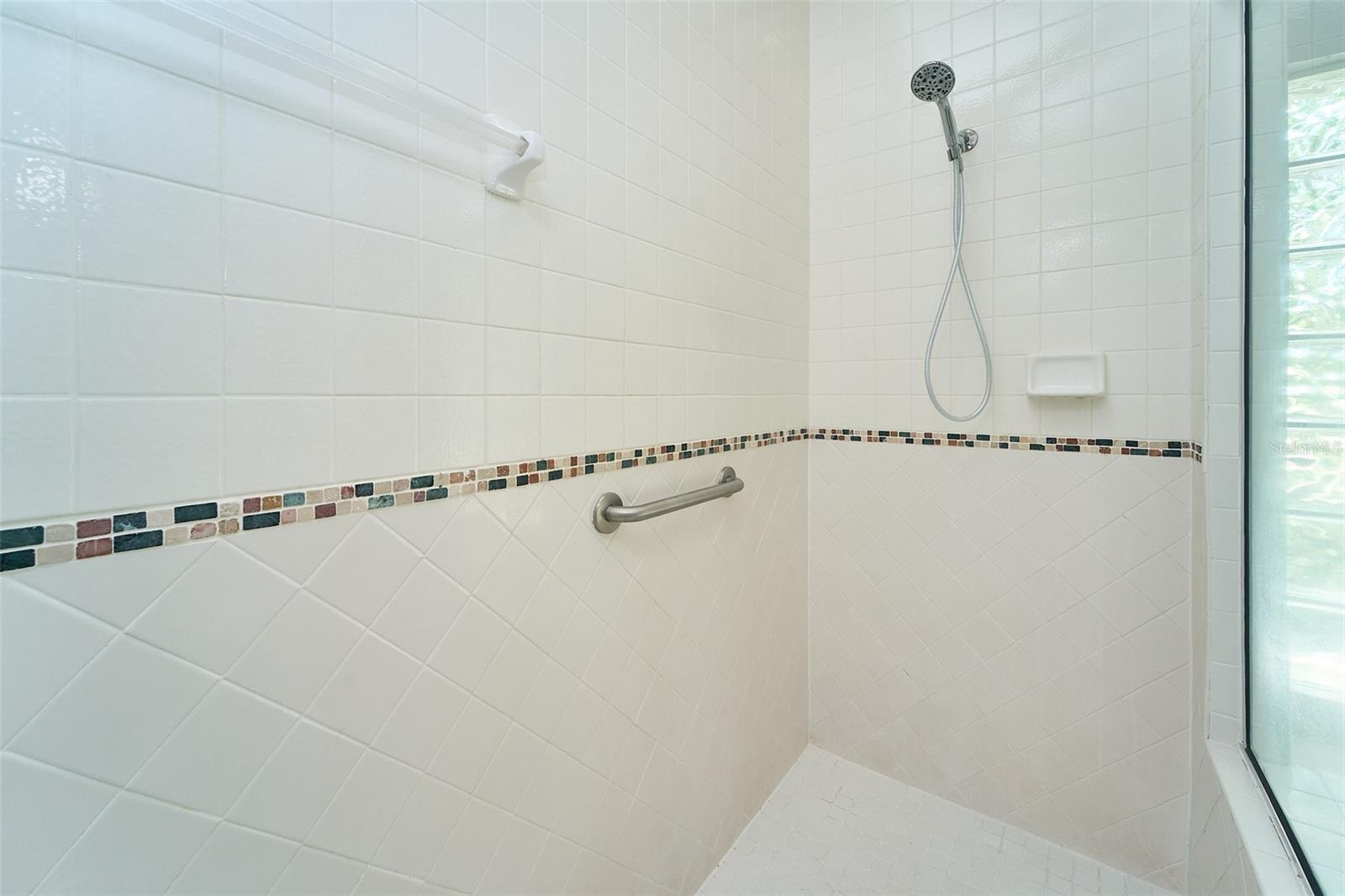 Primary en-suite bath