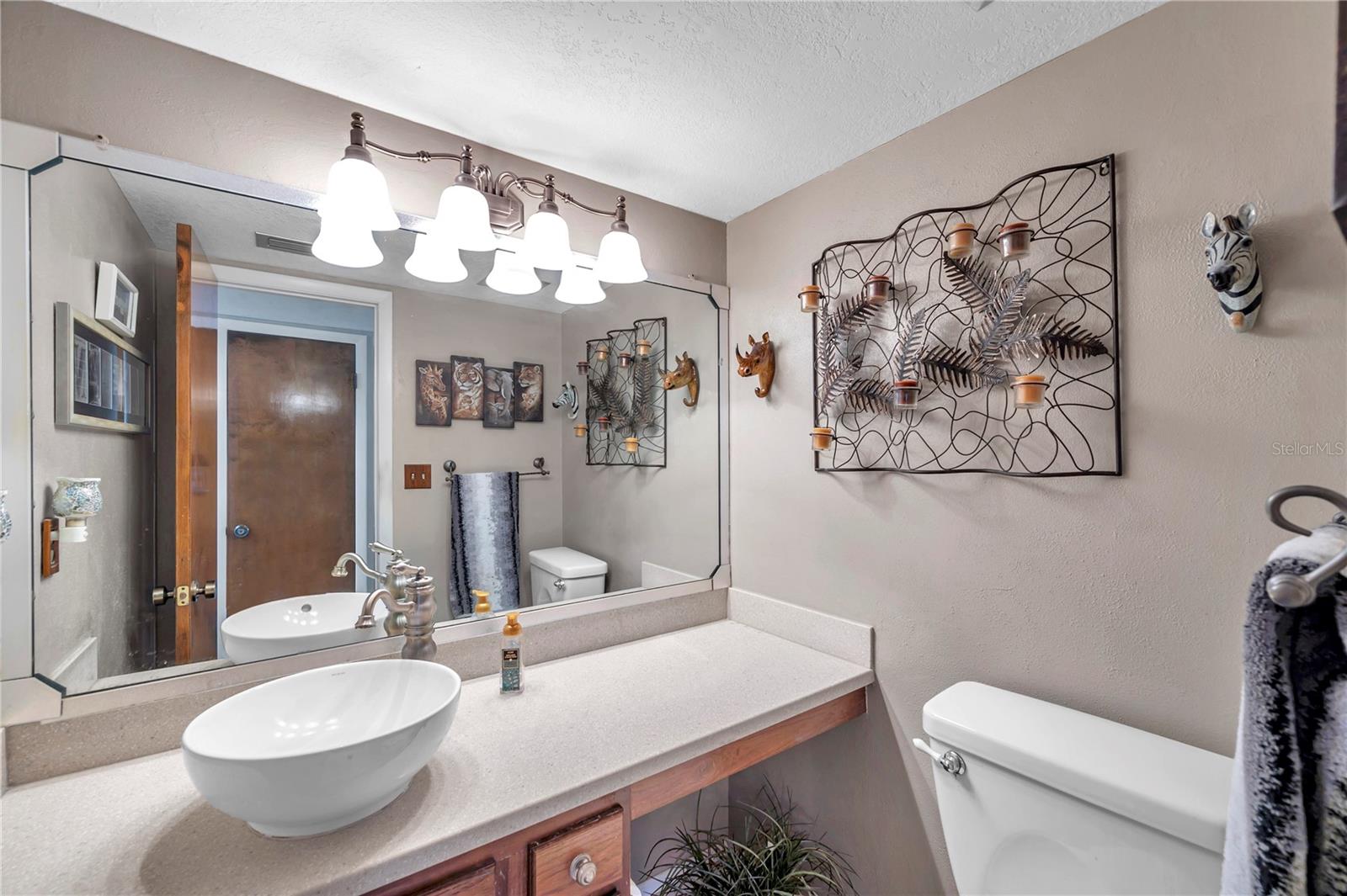 Downstairs 1/2 bathroom