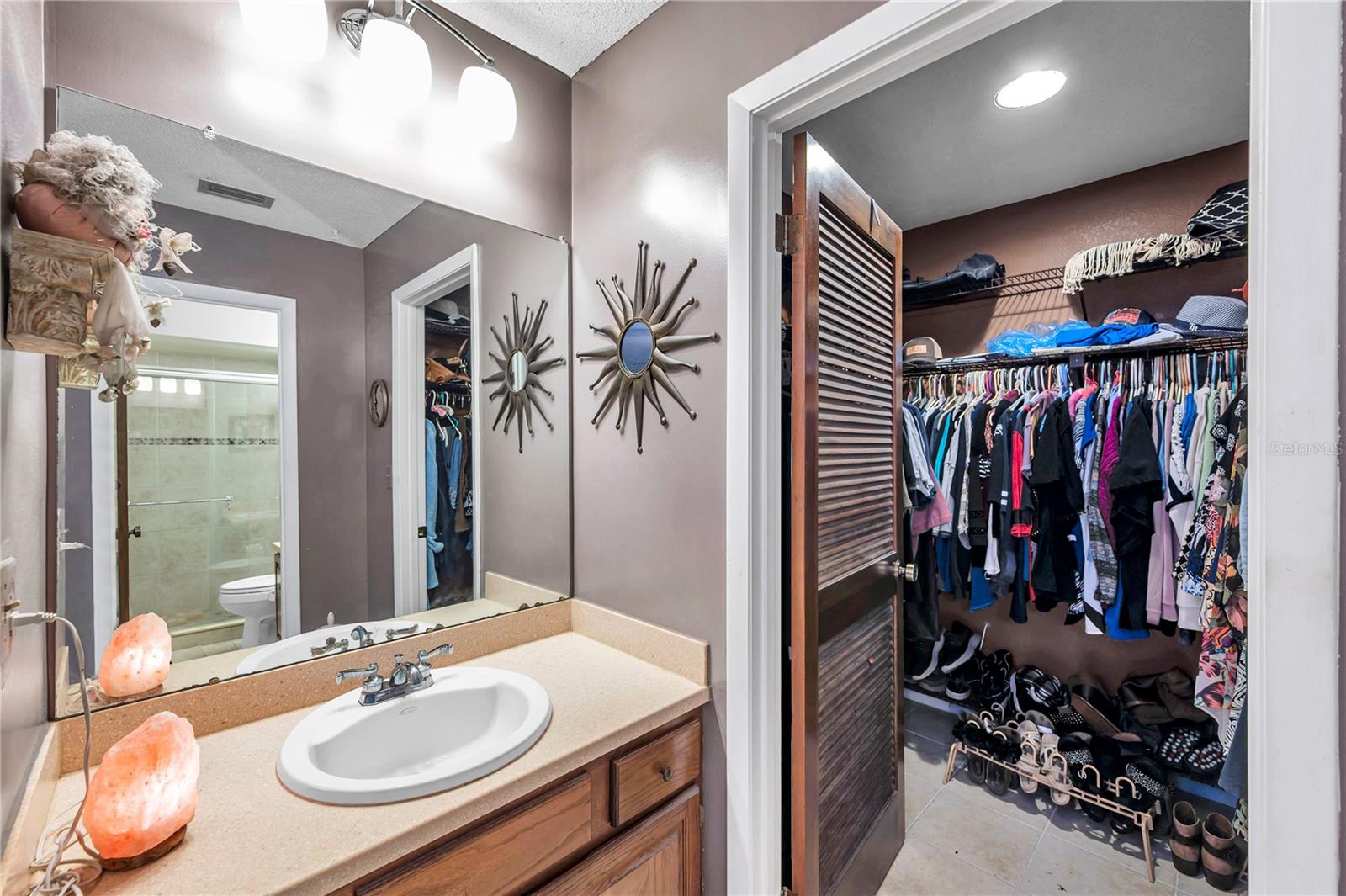 Extra vanity & walk in closet