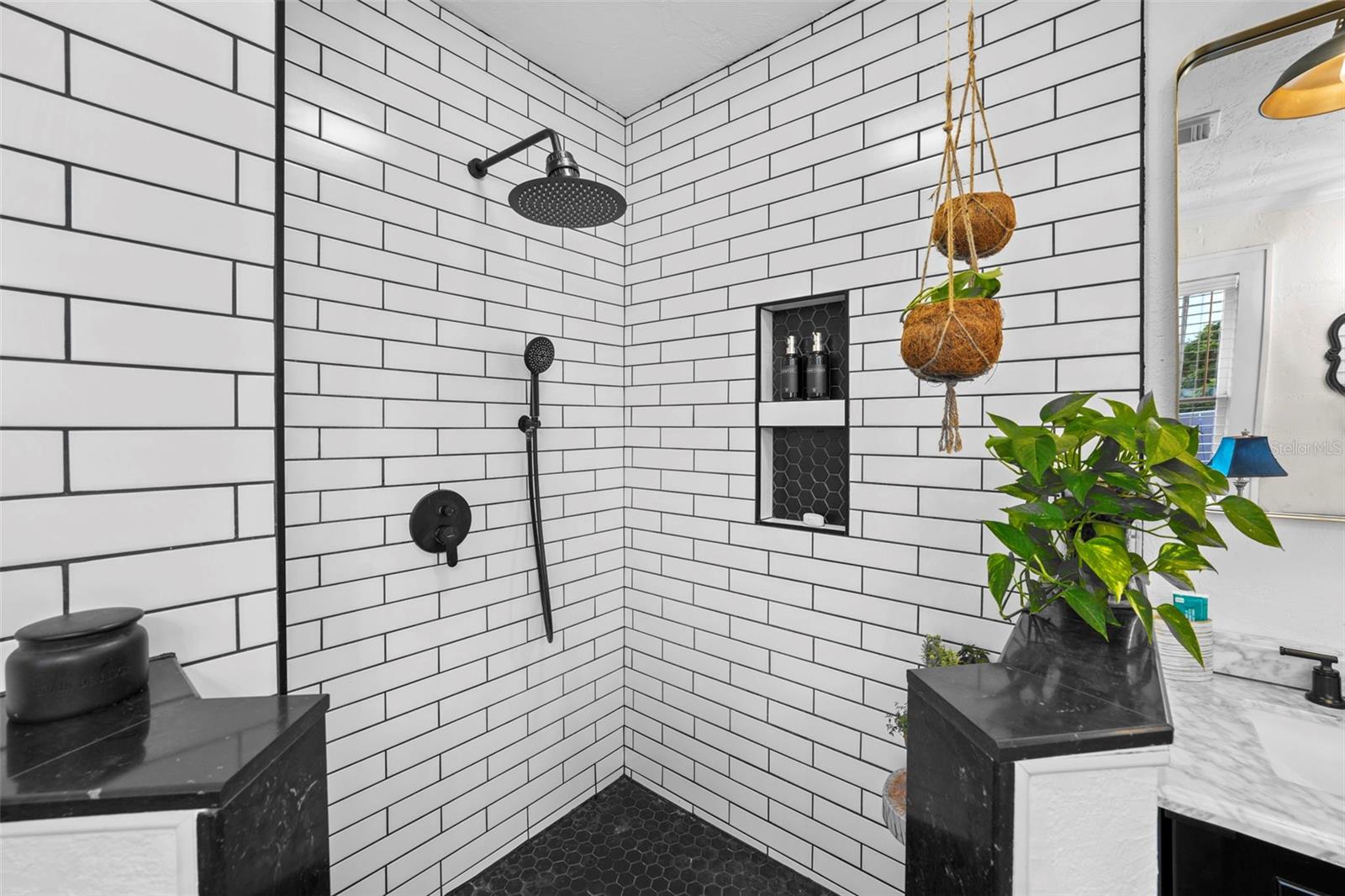 The open shower allows you to feel expansive