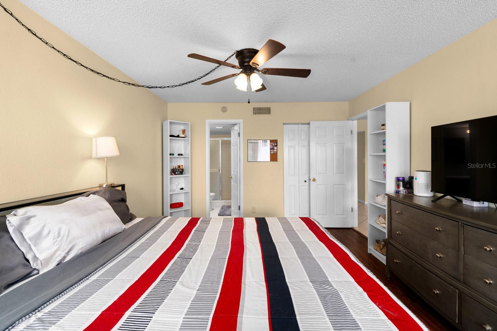 Main bedroom with private bath & walk-in closet