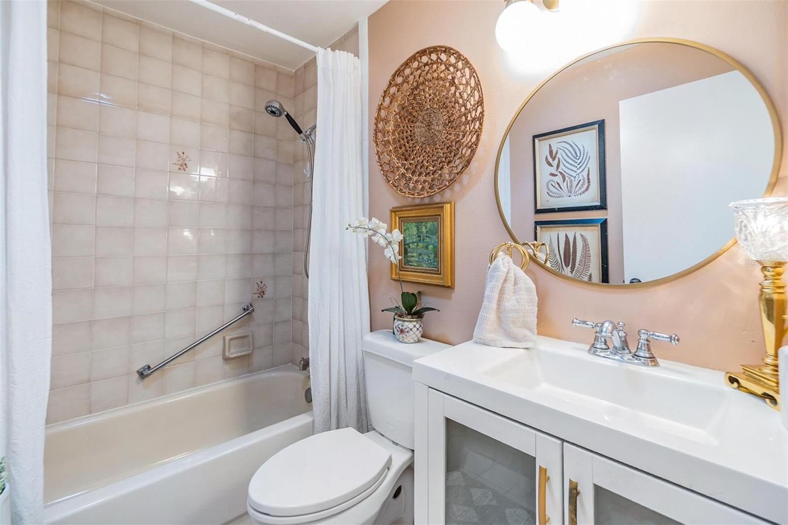 Guest bath.