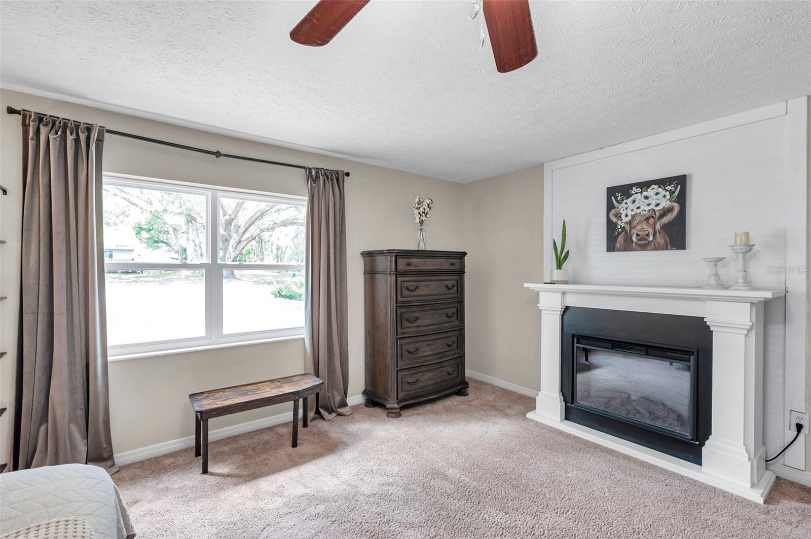 Beautiful bay windows in the dining area.