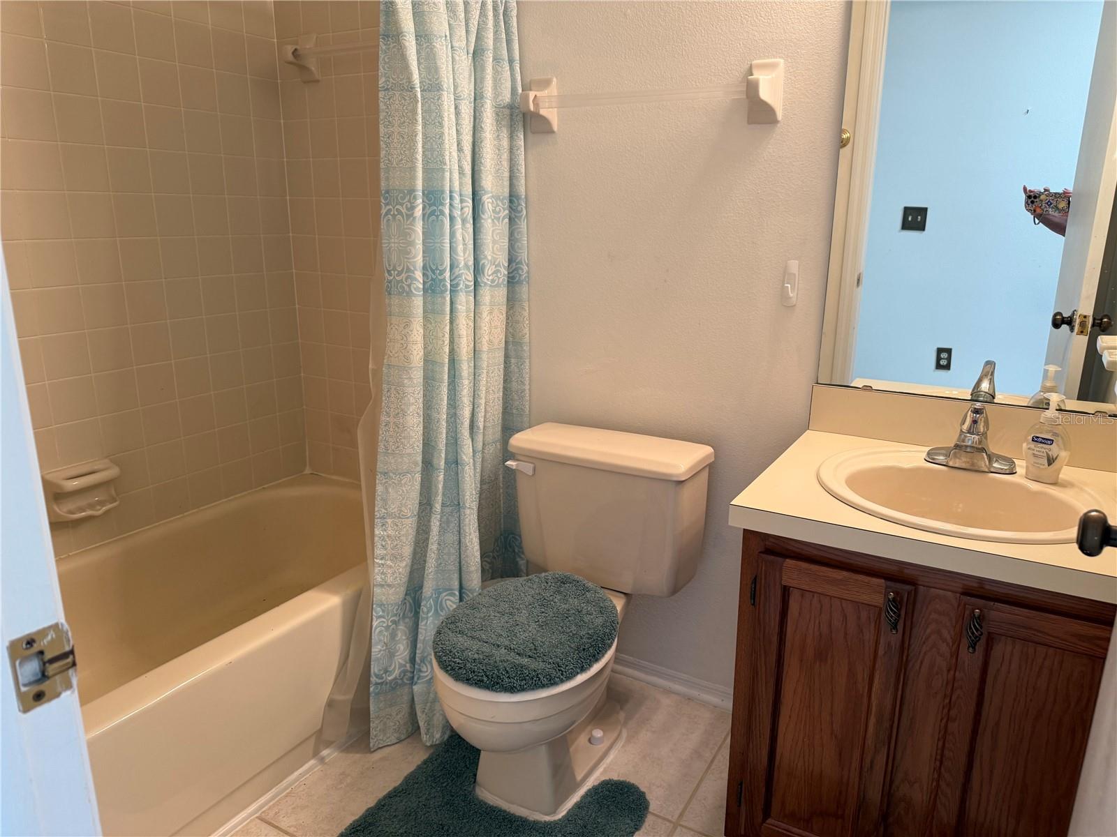 Full guest bath.