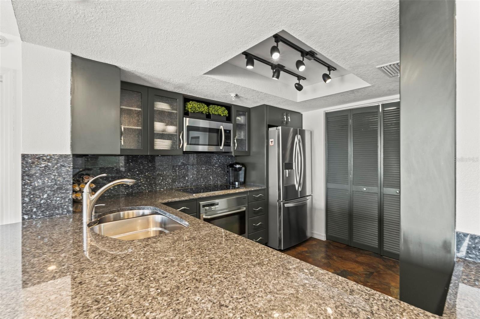 Kitchen & Laundry