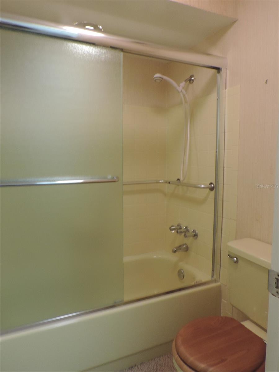 Primary bedroom en suite