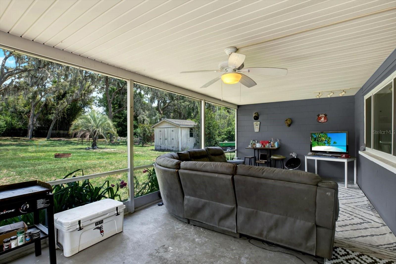huge lanai
