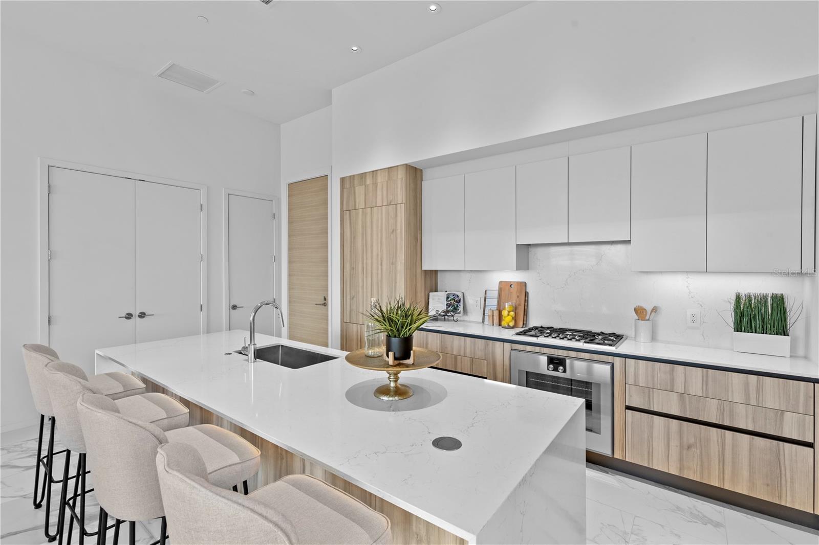 Kitchen and breakfast bar