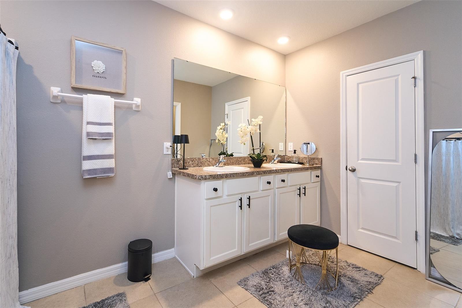 Primary en-suite bath