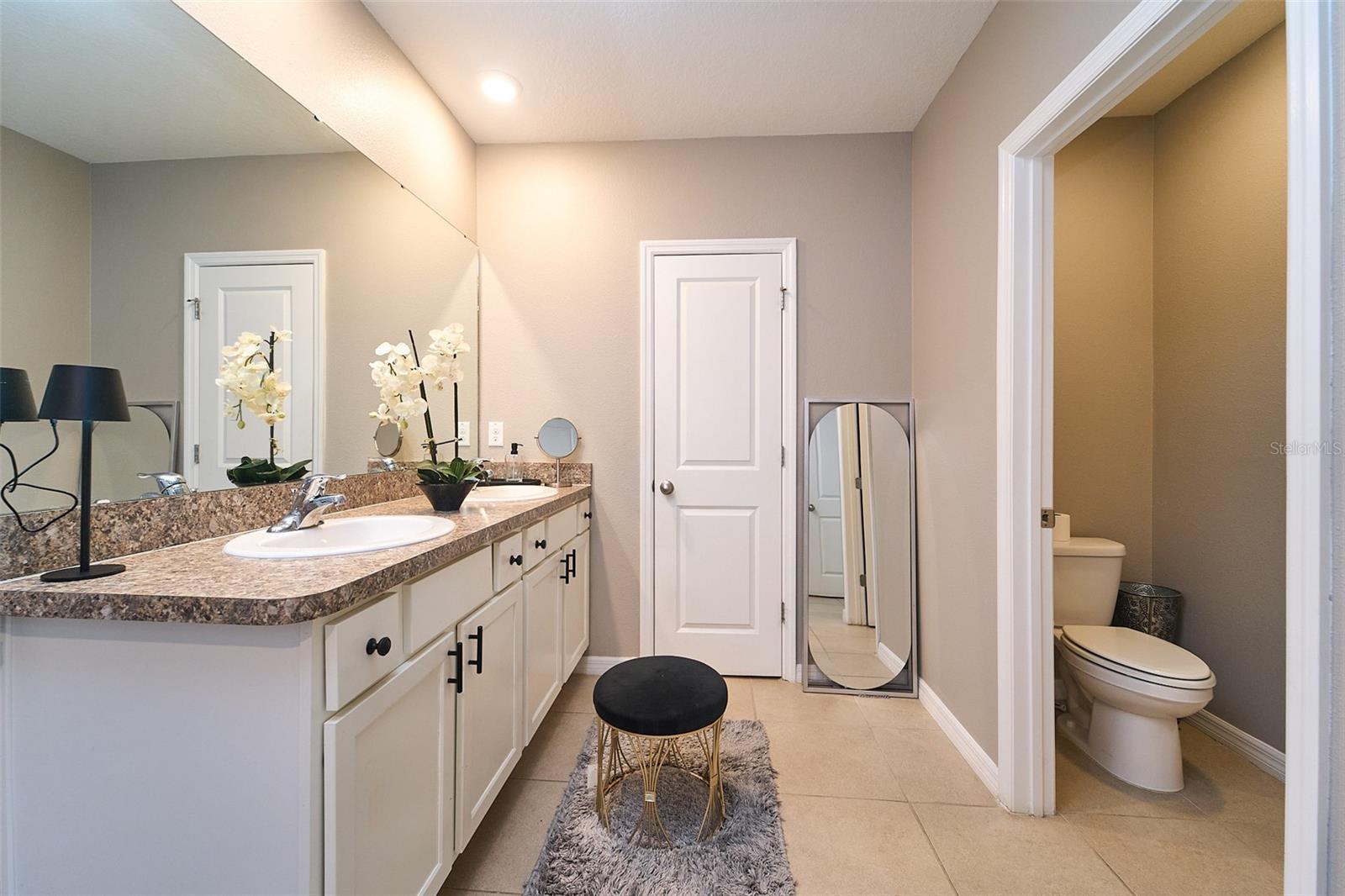 Primary en-suite bath