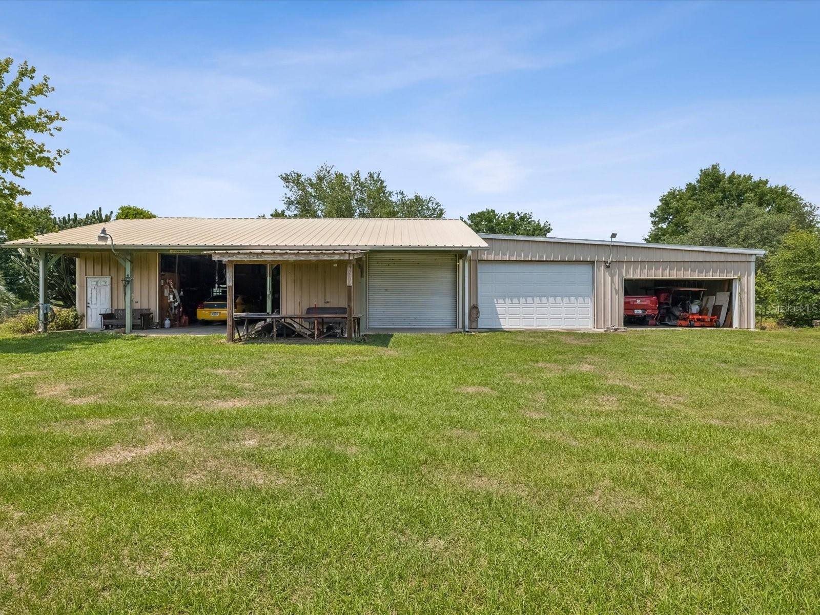 Detached garages/barn