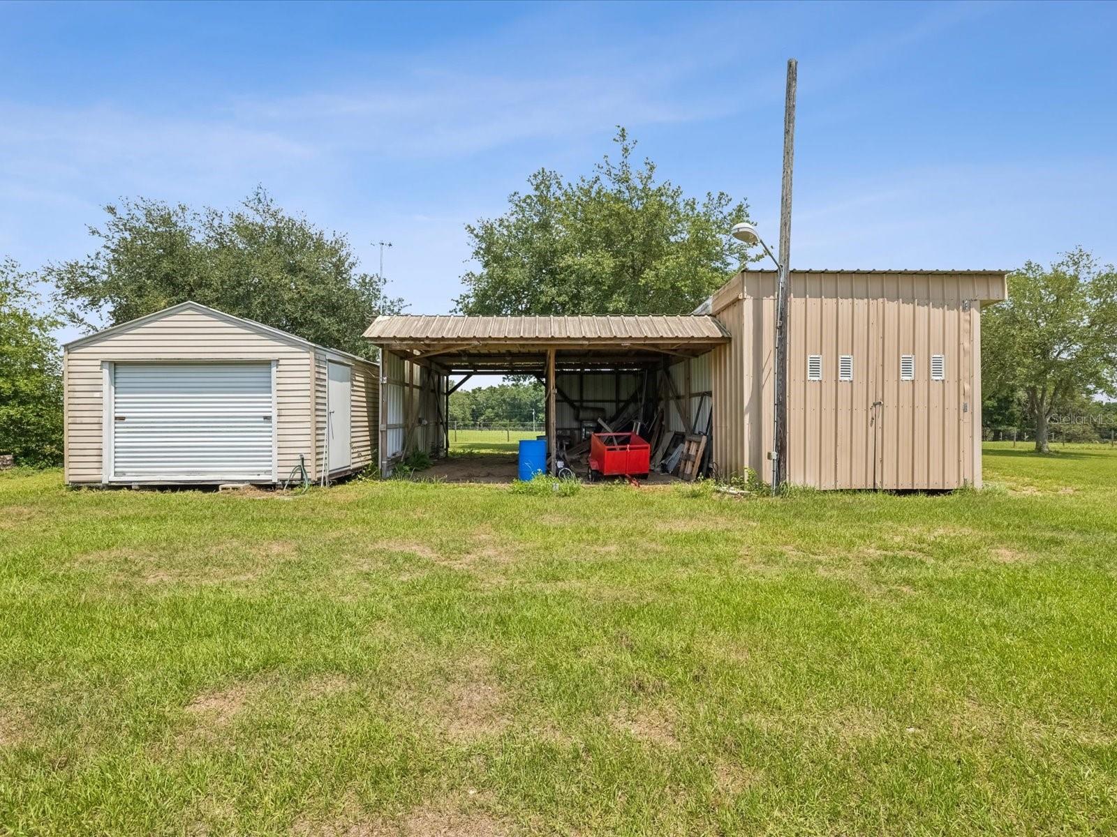 Detached garage w/ACStorage for tractor trailer