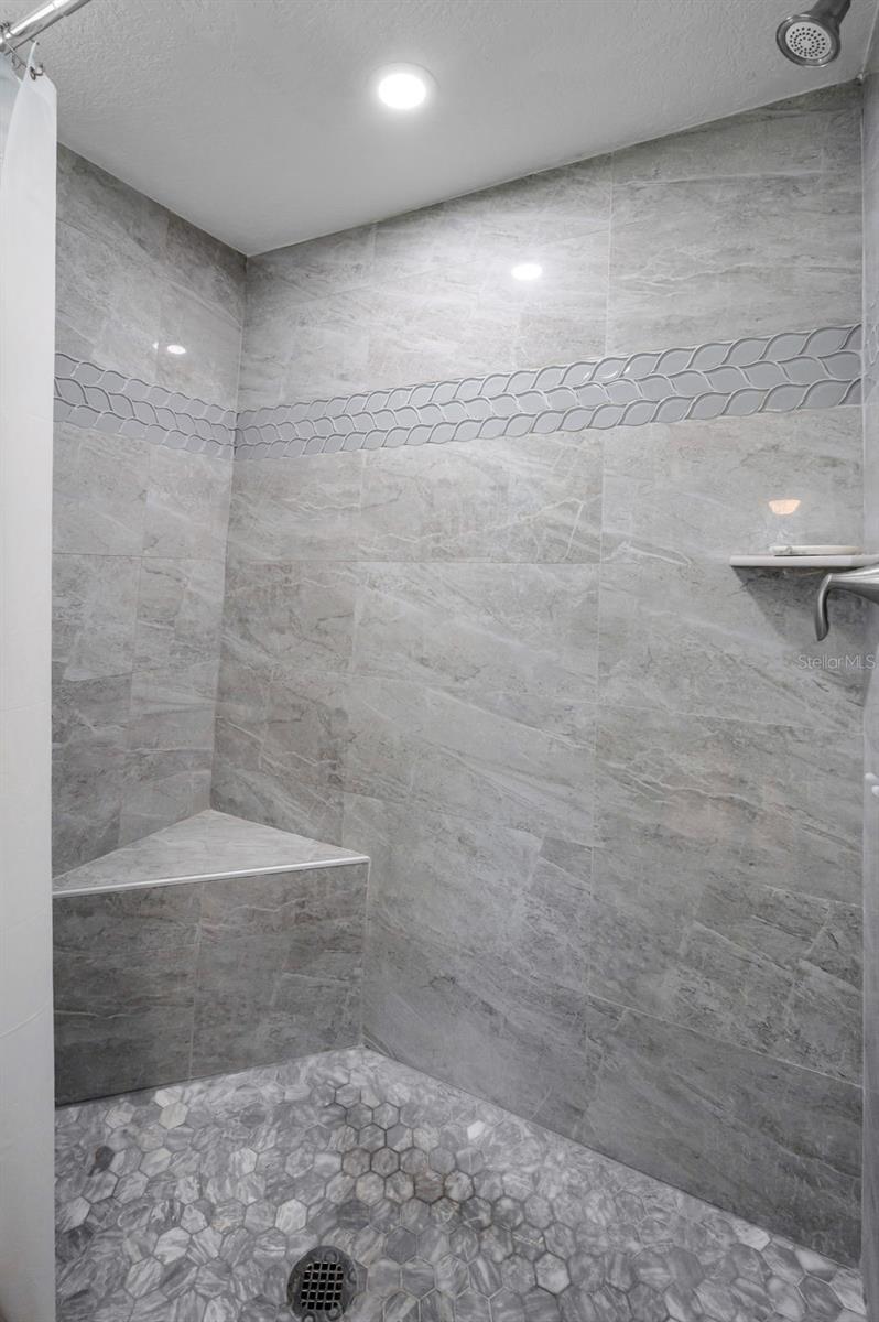 Walk in Shower with bench
