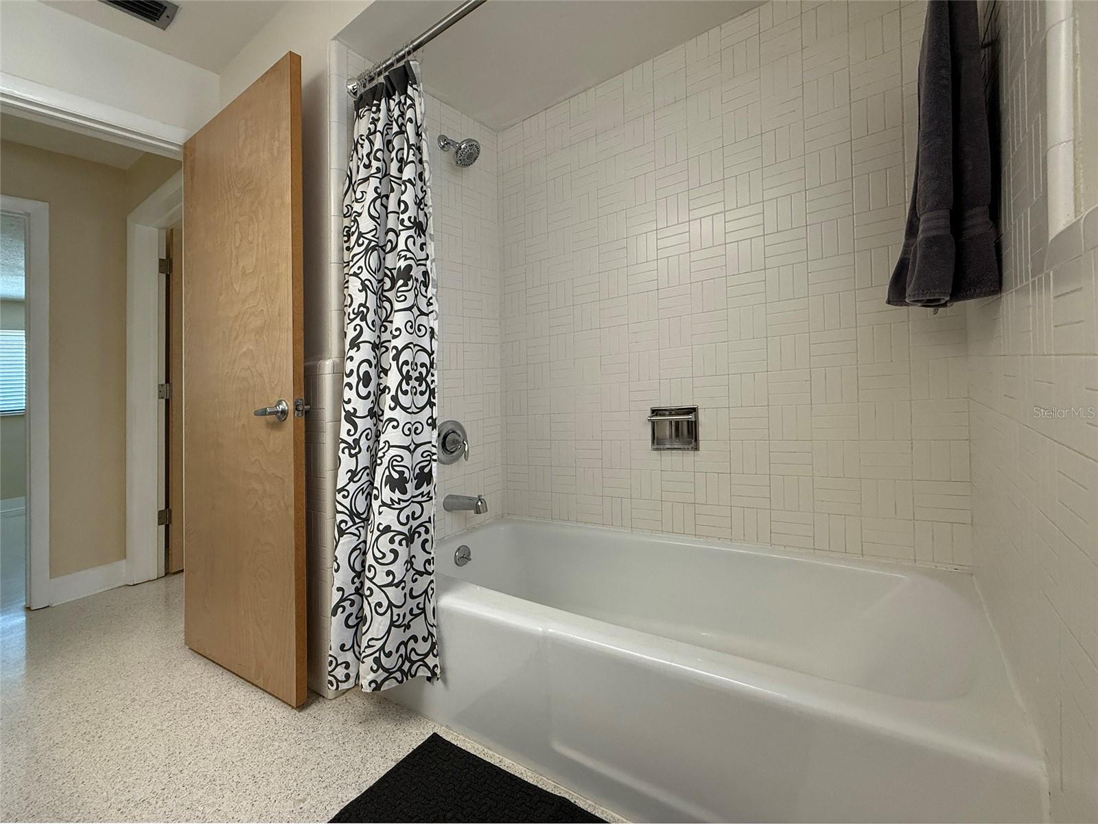Hall Bathroom w/tub