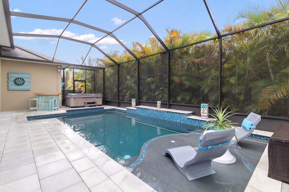 Outdoor Oasis with Heated pool and jacuzzi
