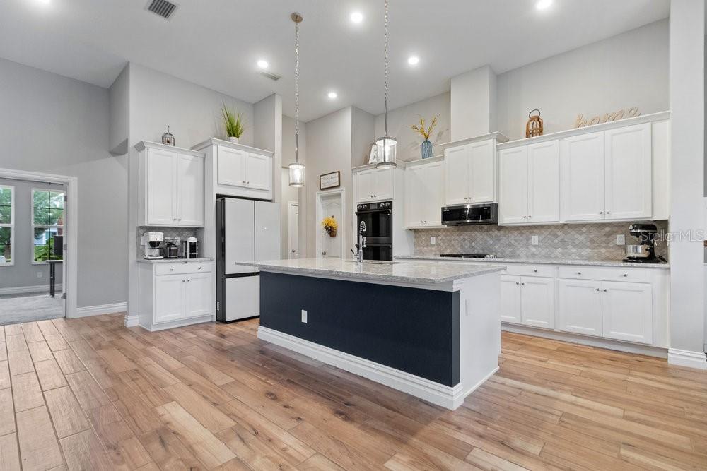 Kitchen with large island