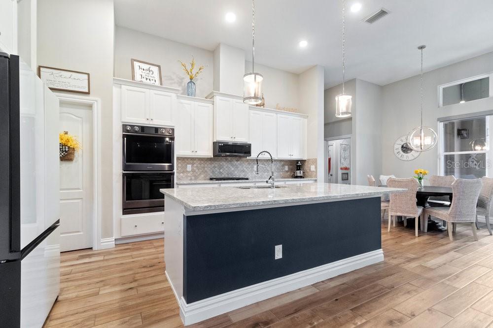 Kitchen with large island
