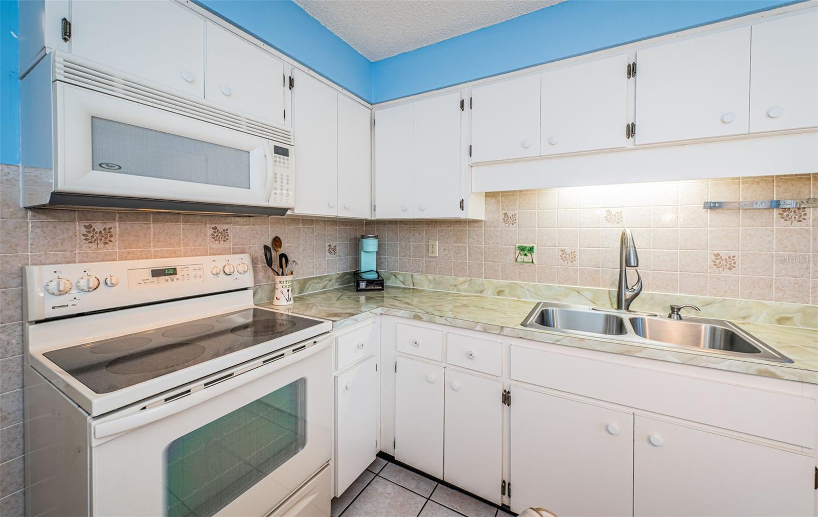 Tile Backsplash - Lots of Cabinet Space