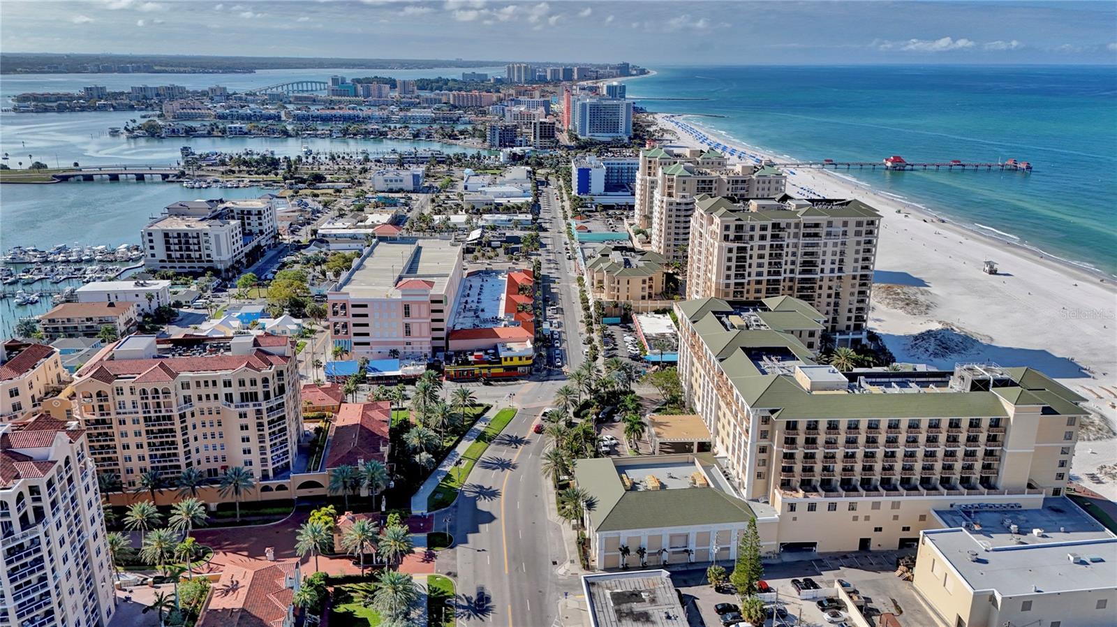 The beach is just across the street, and a plethora of shopping, dining and social activities are at your fingertips!
