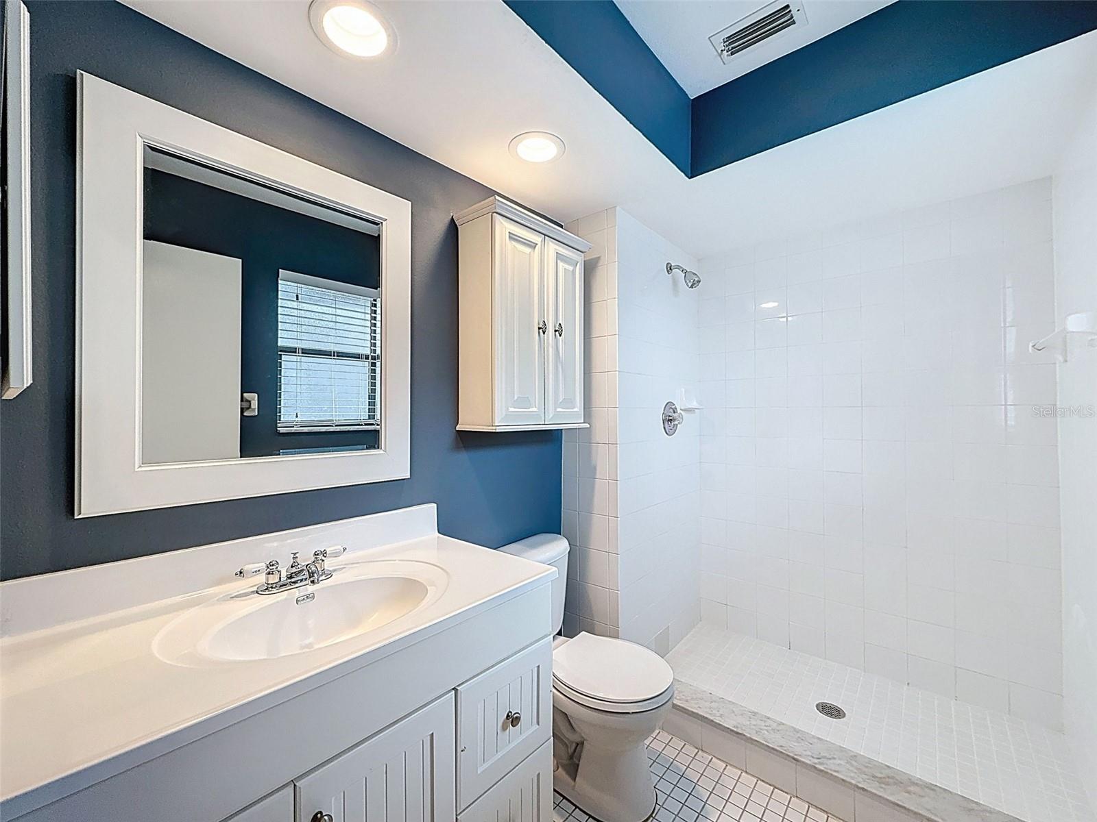 En suite bathroom of the primary area