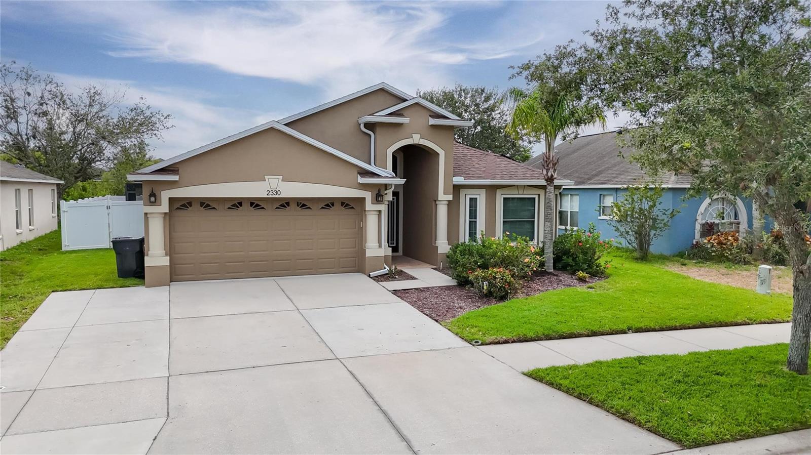 nice wide driveway