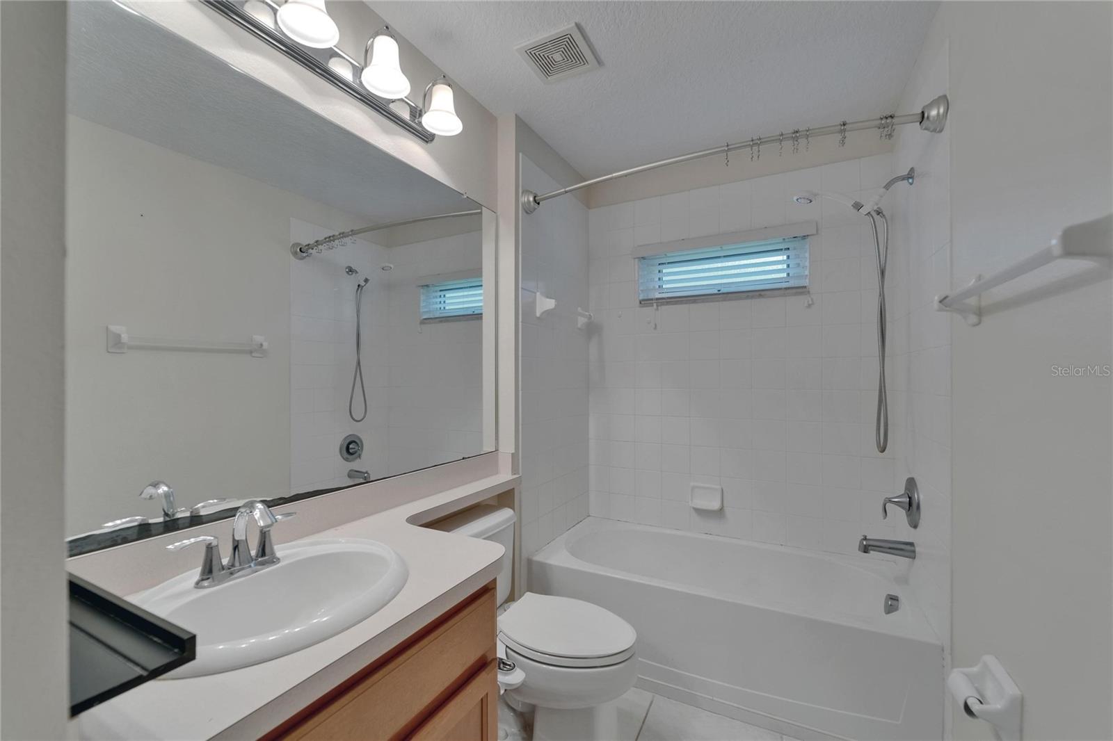 full bath at bedroom 4