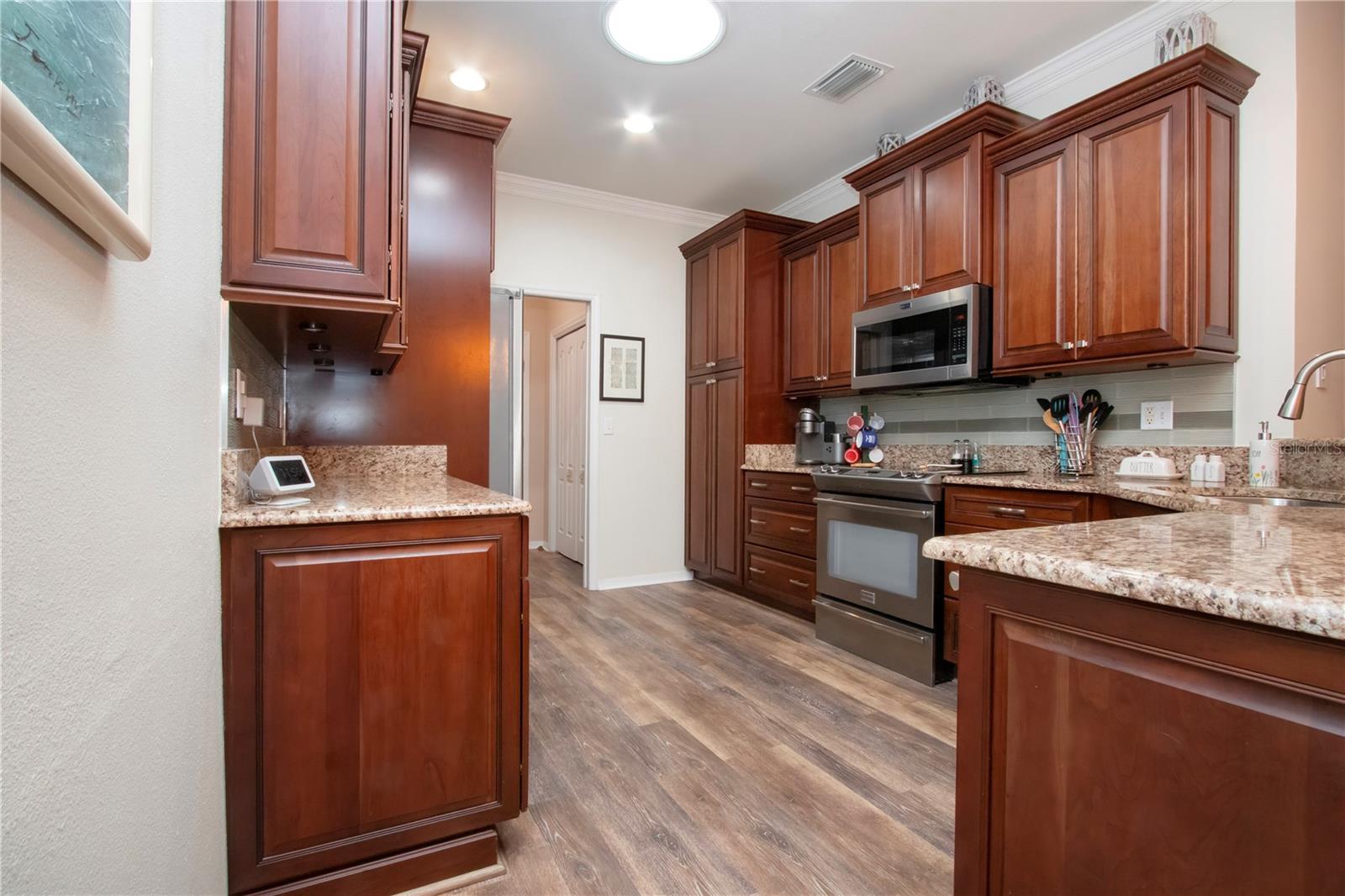 Crown molding feature