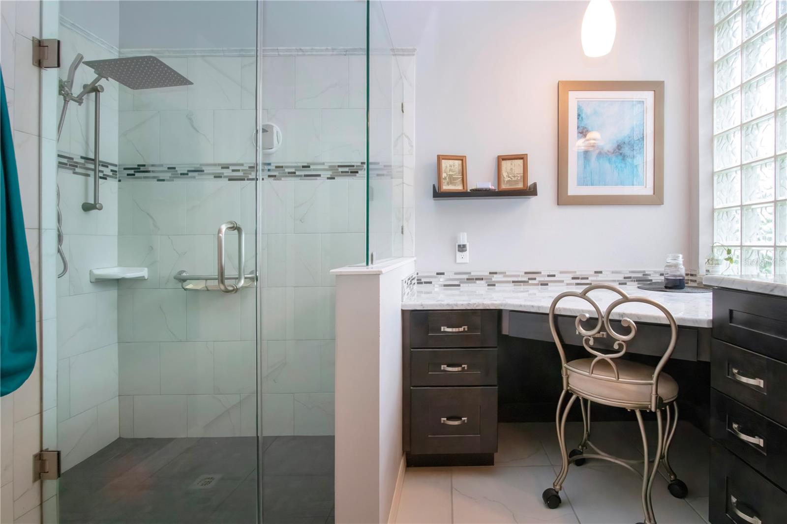 Walk in Shower, Makeup area