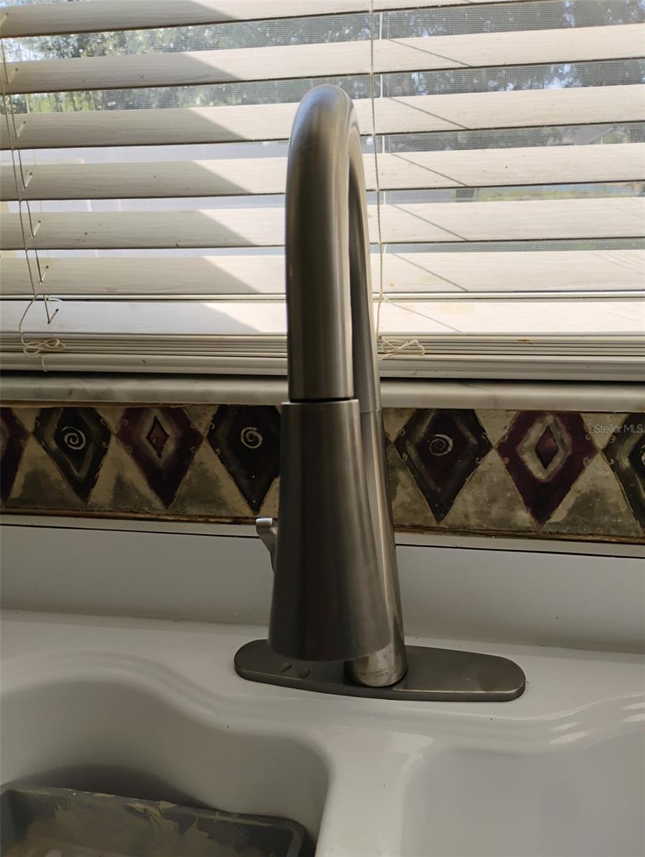 pull-off faucet with light on while turning water on