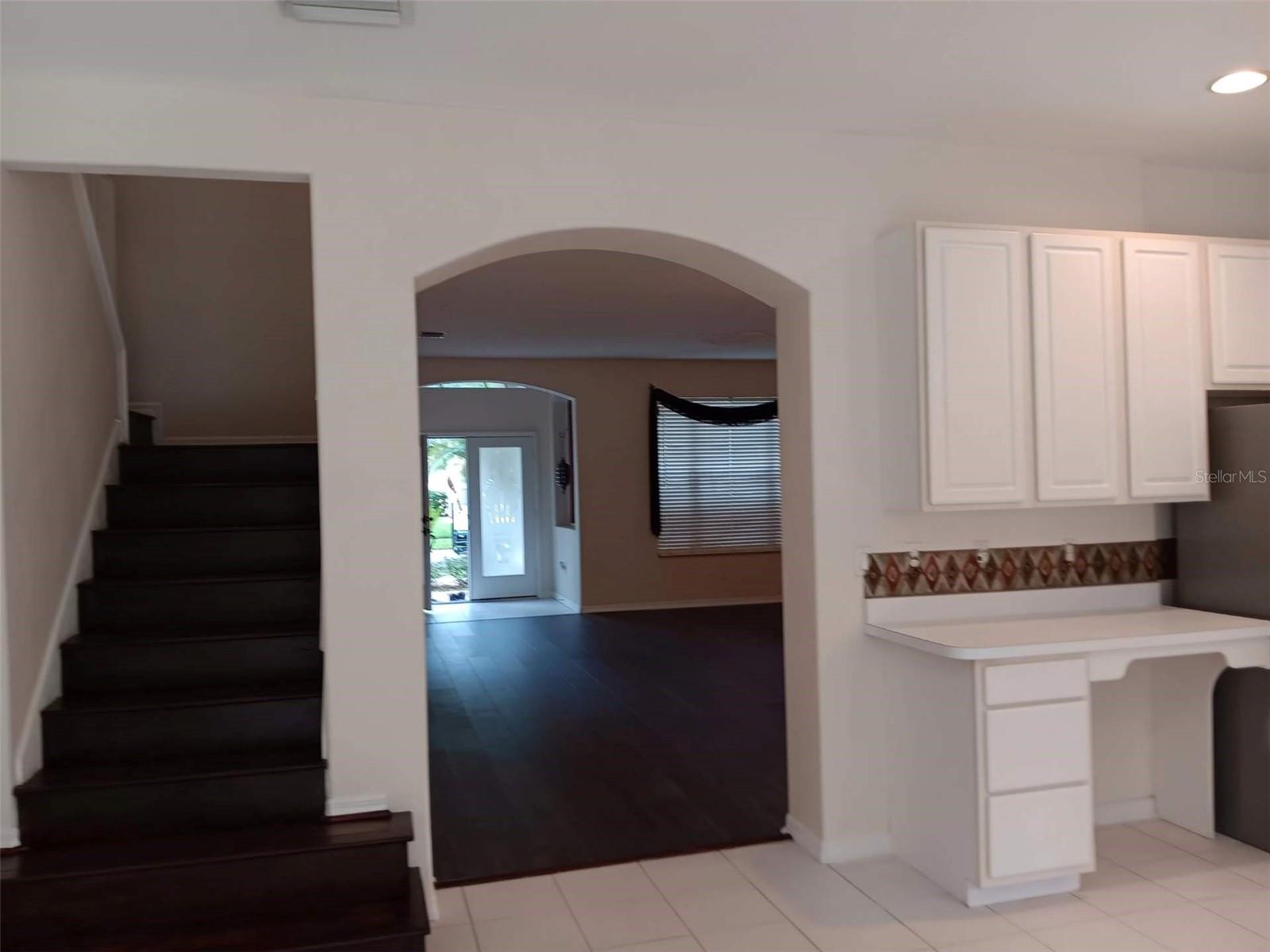 entering to kitchen and family rm
