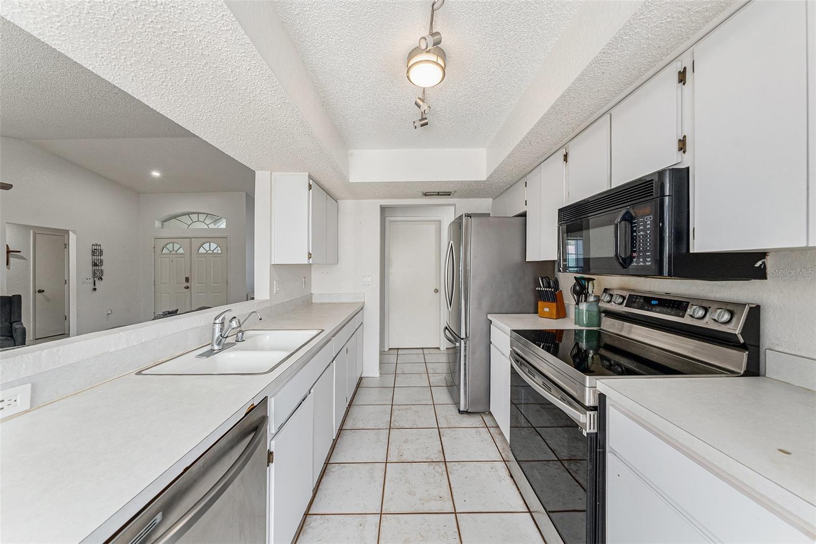 7330 Fairwood Ave, New Port Richey, FL 34653 - Kitchen
