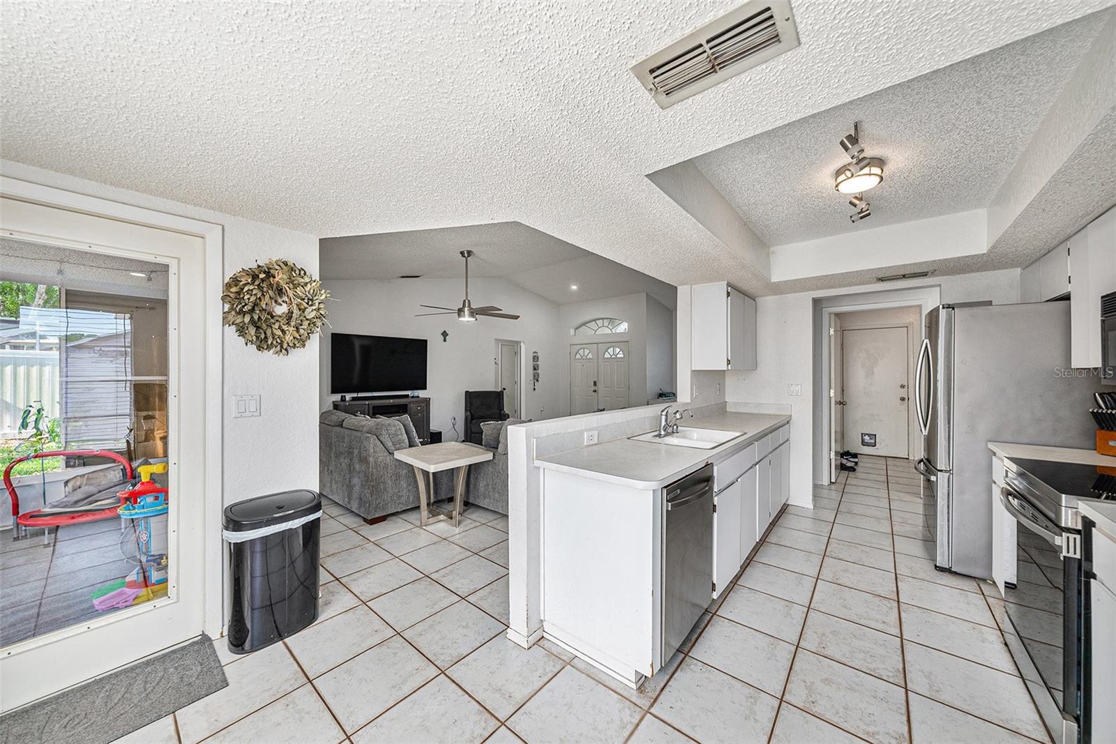 7330 Fairwood Ave, New Port Richey, FL 34653 - Kitchen
