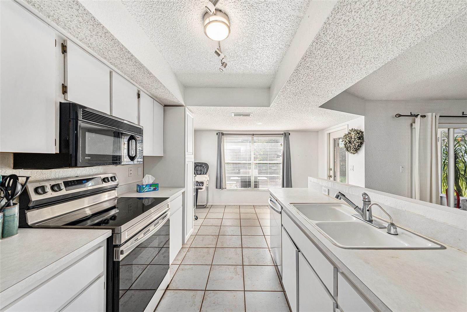 7330 Fairwood Ave, New Port Richey, FL 34653 - Kitchen