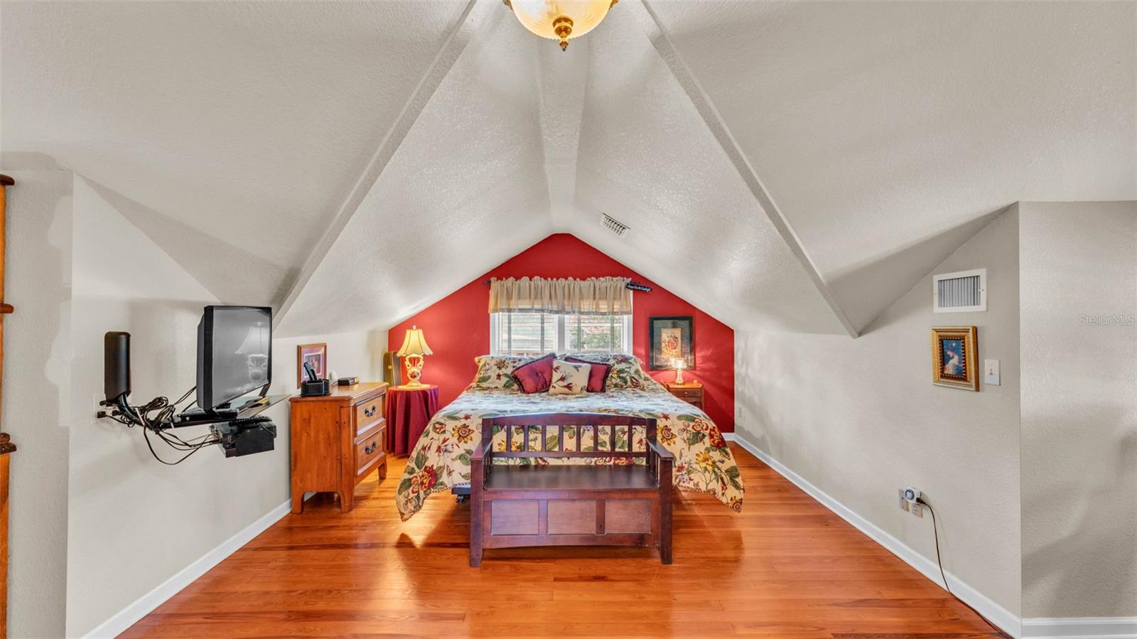 Primary suite (upstairs)
