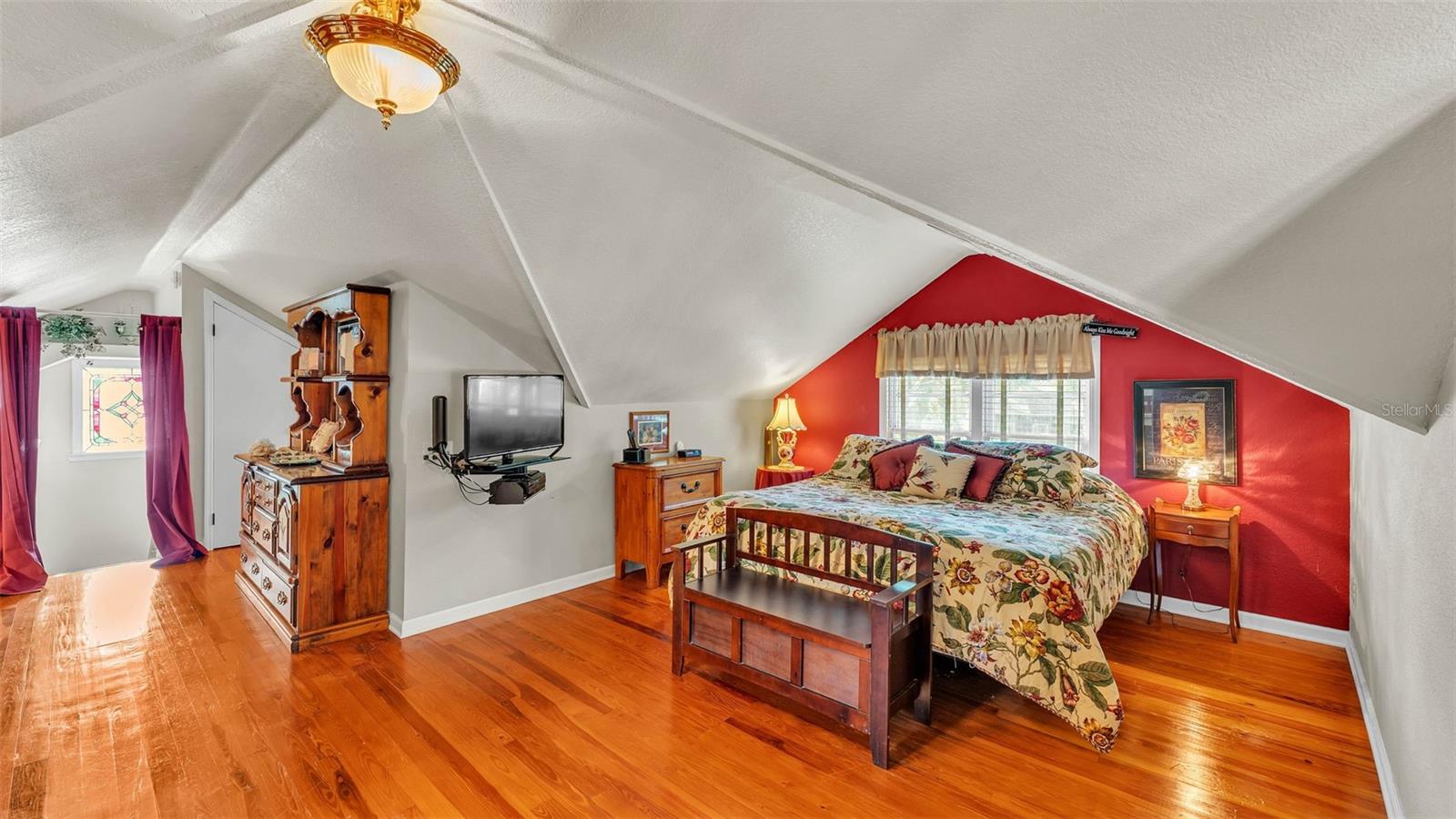 Primary suite (upstairs)