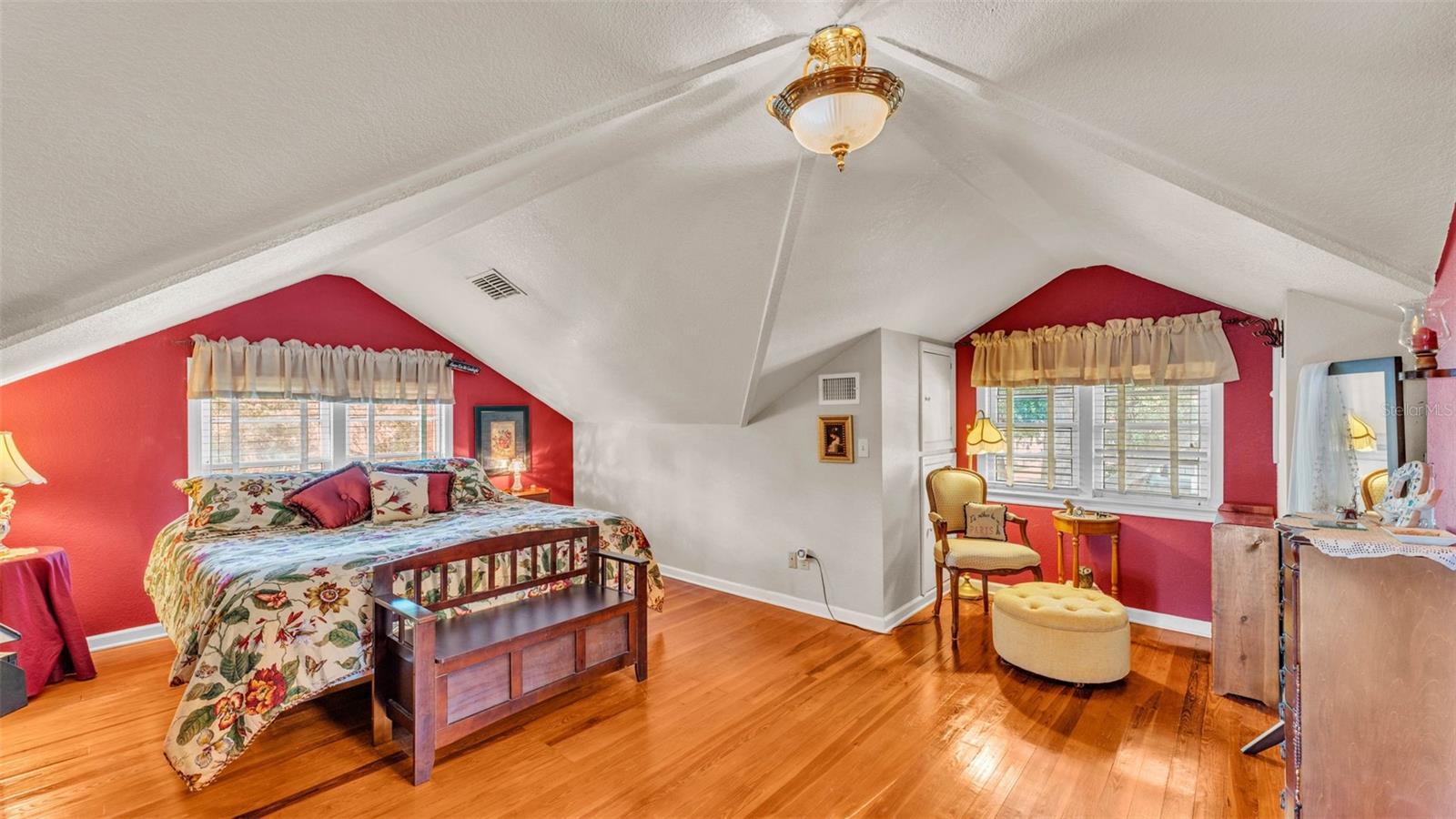 Primary suite (upstairs)