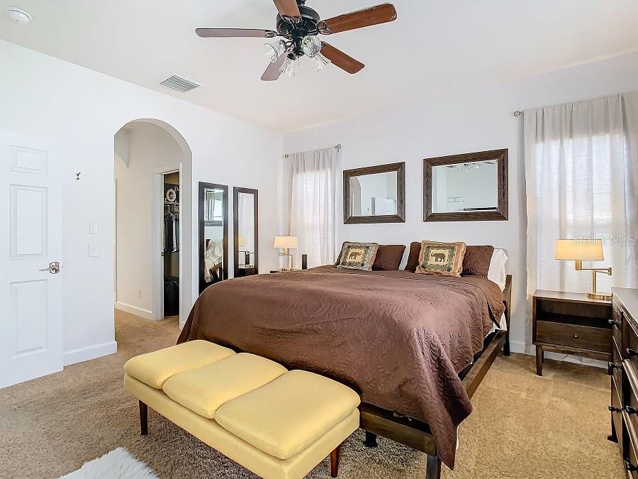 King size primary bedroom is 14.9X15
