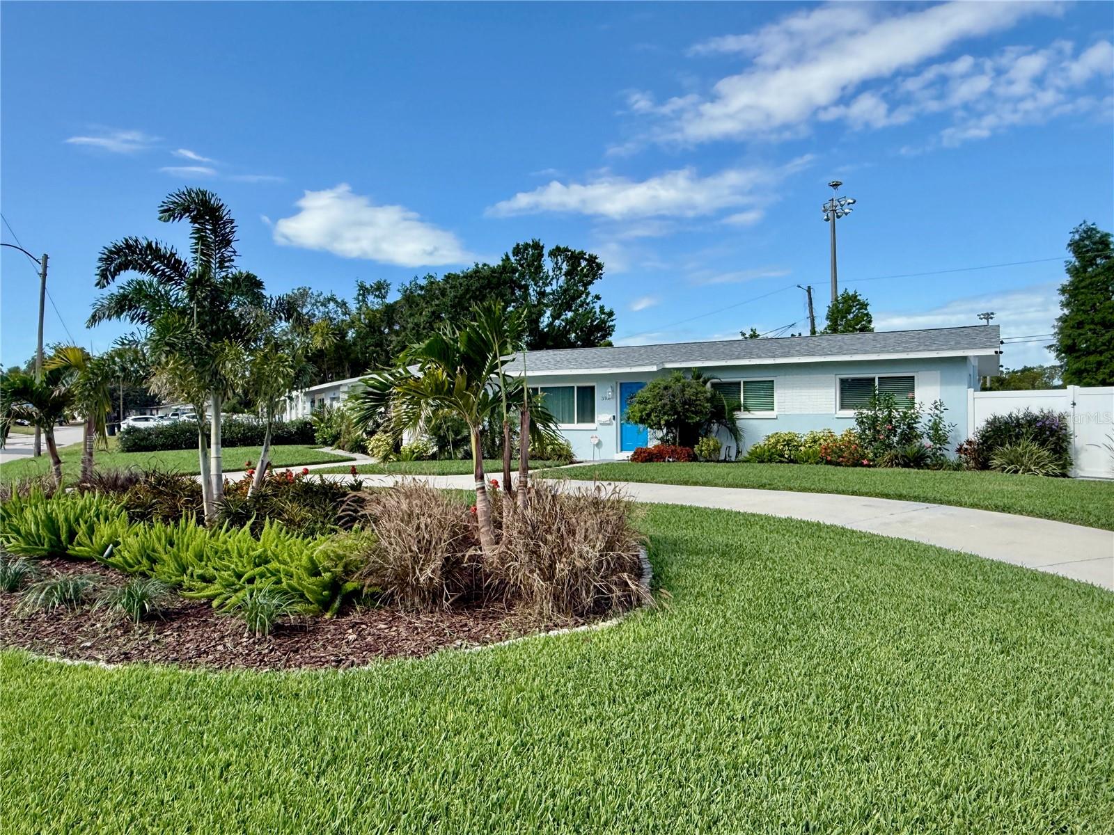 Prettiest yard in Coquina Key