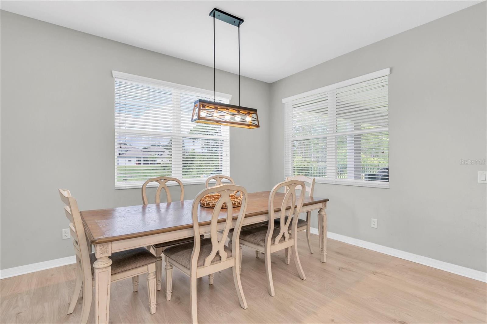 CASUAL DINING ROOM