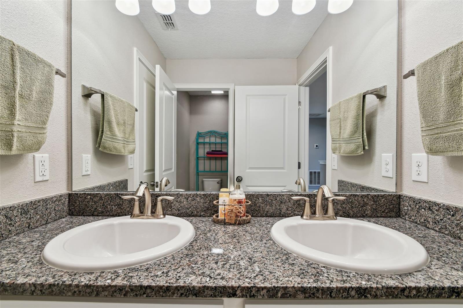 Batroom 2 / Guest Bath -- 2nd Level